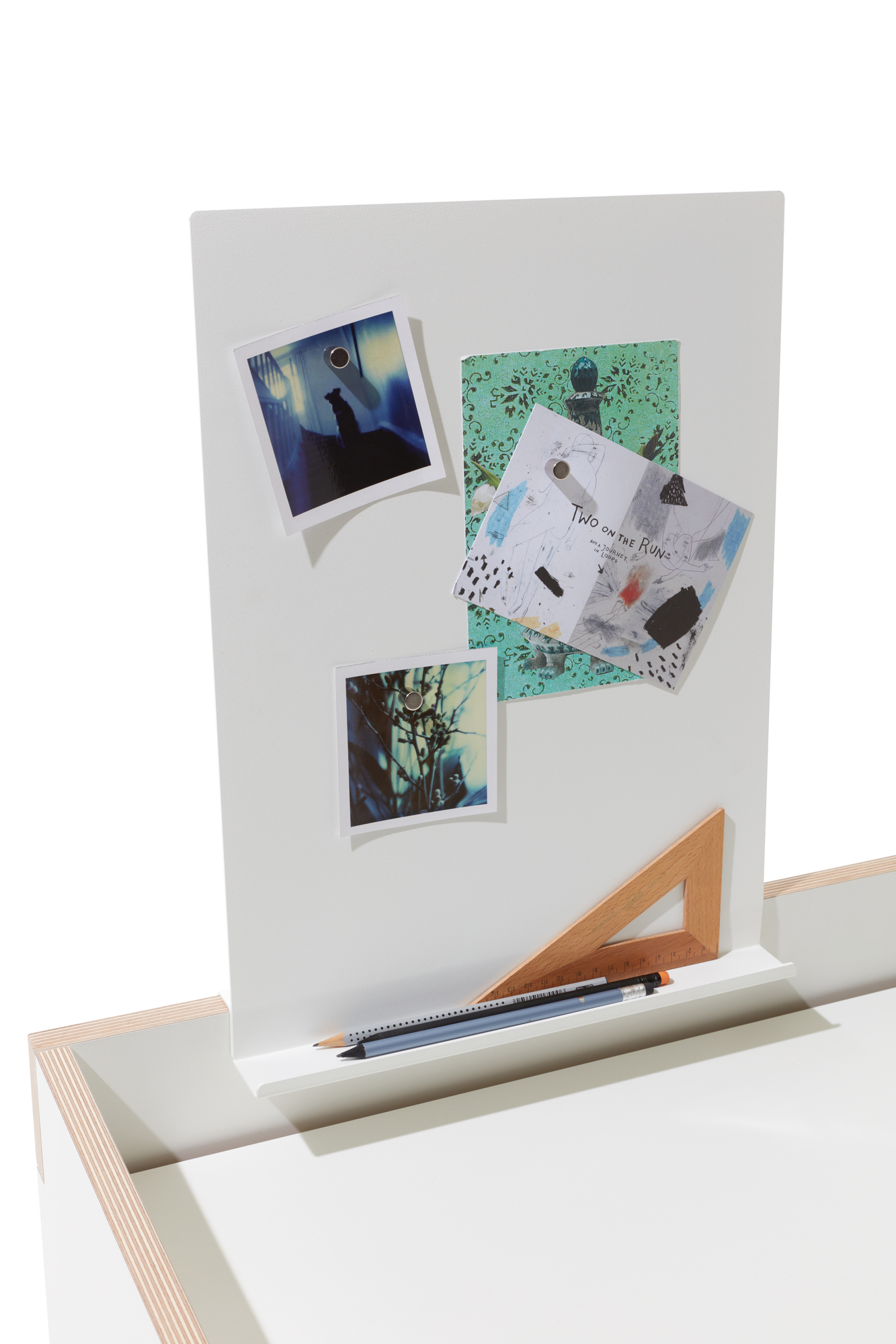 Flai Zubehör für Sekretär: Müller Möbelwerkstätten Ablage mit Fotos, Lineal und Stiften.