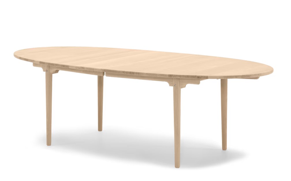 CH339 Esstisch ausziehbar von Carl Hansen & Søn, ovale Tischplatte aus hellem Holz.