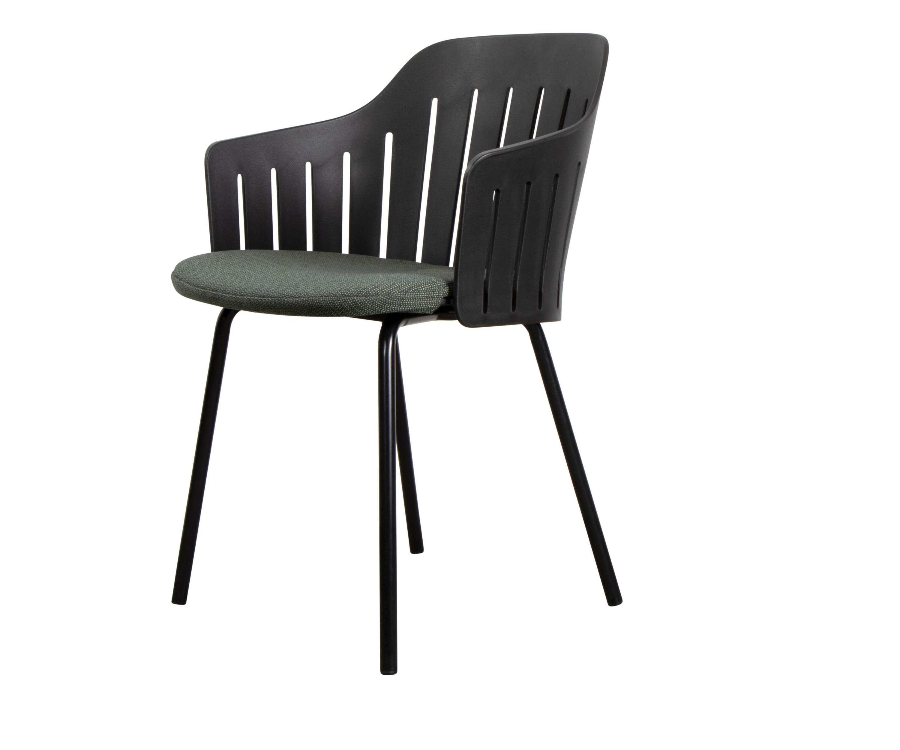 Dunkelgrünes Cane-Line Sitzkissen auf schwarzem Outdoor Stuhl mit Armlehnen und schwarzen Metallbeinen.