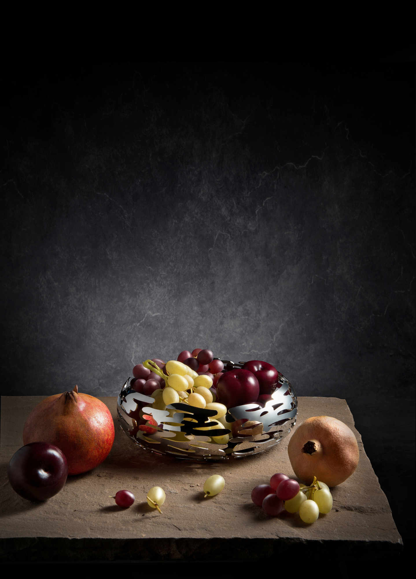 Alessi Barknest Schale aus Chrom mit Obst, dekorative Metallschale für Früchte und Snacks.