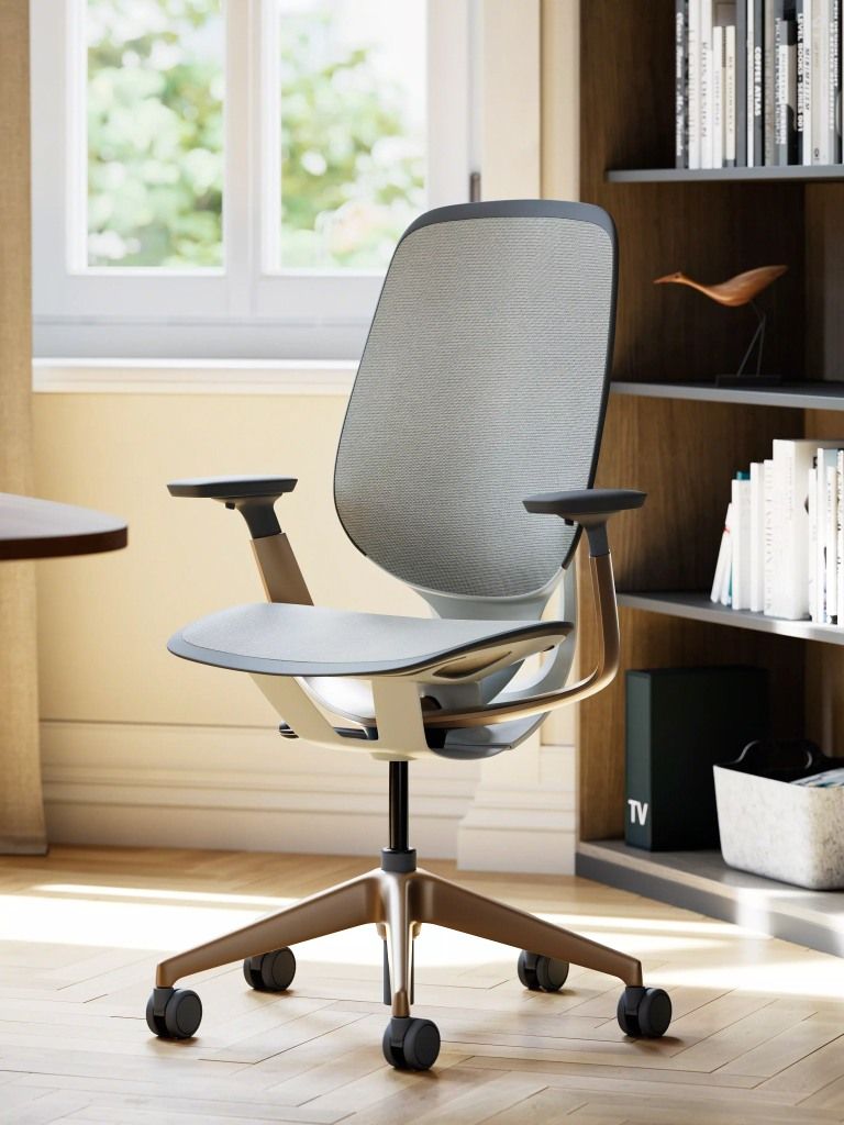 Moderner Bürostuhl mit grauem Netzrücken, verstellbaren Armlehnen und Rollen, ideal für ergonomisches Sitzen im Homeoffice.