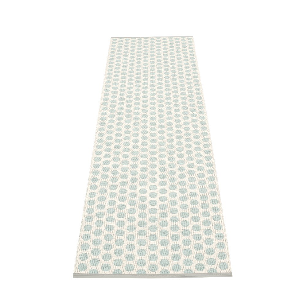 Noa Kunststoffteppich von Pappelina, 70x250 cm, hellbeige mit türkisfarbenen Punkten, für drinnen und draußen.