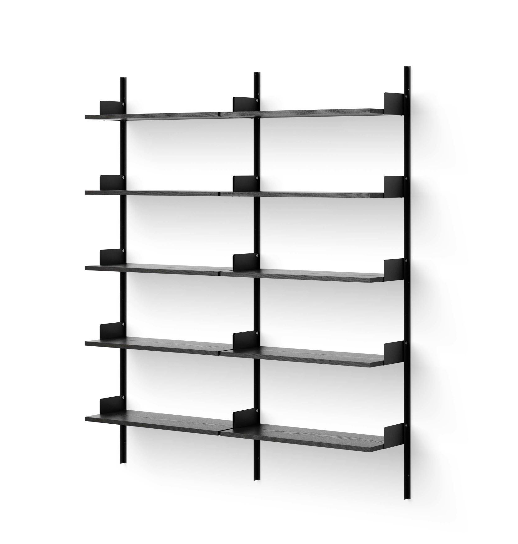 Library 1900 Wandregal von New Works in Esche Schwarz, modernes Regalsystem für die Wand.