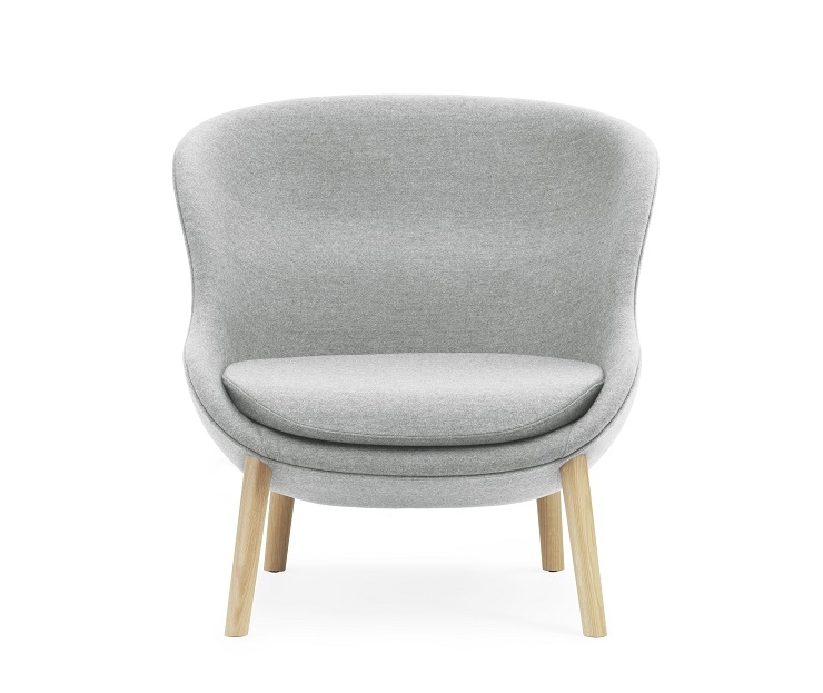 Grauer Hyg Lounge Chair Sessel von Normann Copenhagen mit hellen Holzbeinen, Frontansicht.