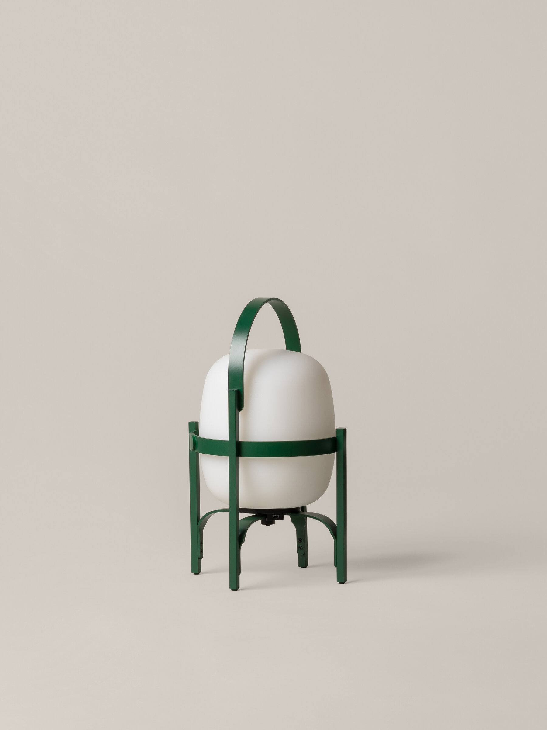 Cestita Alubat Tischleuchte von Santa & Cole in English Green mit Henkel und Stativ.