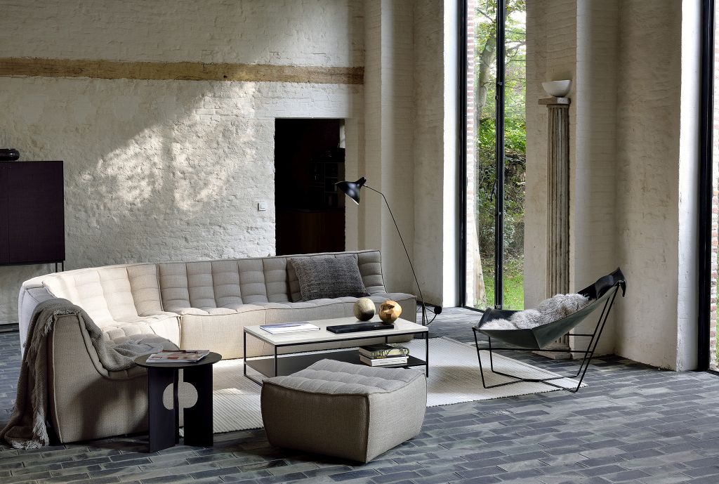 Helles Wohnzimmer mit modularem N701 Sofa von Ethnicraft, Couchtisch und Sessel.