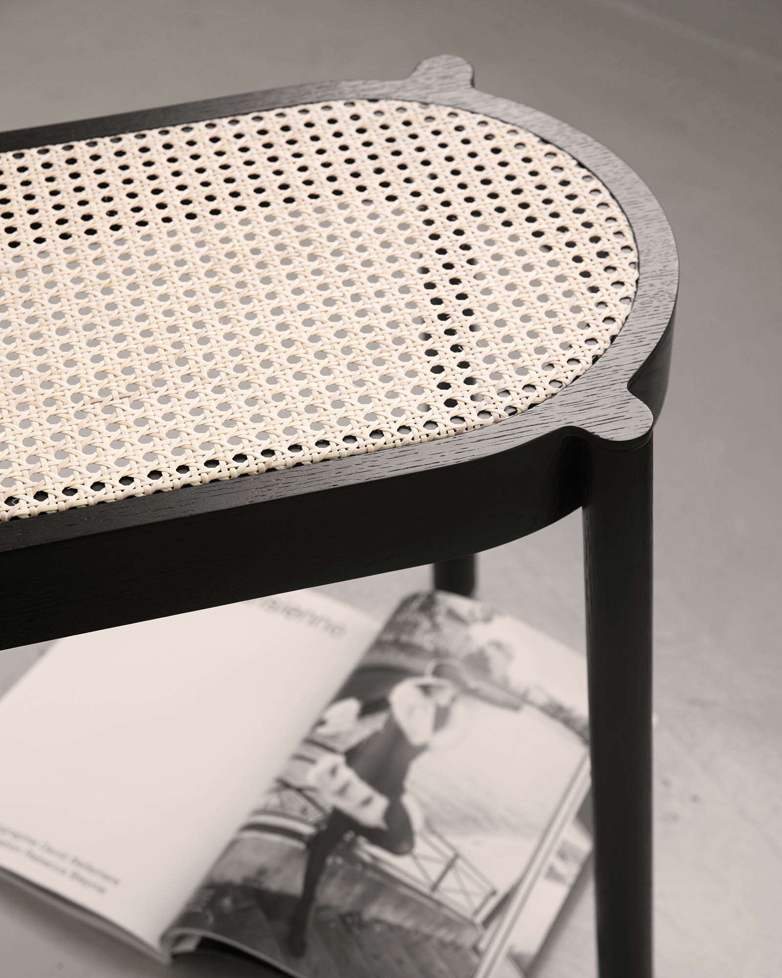 Detailaufnahme der Pal Bank Northern mit Wiener Geflecht und schwarzem Holzrahmen. Möbeldesign für stilvolles Wohnen.