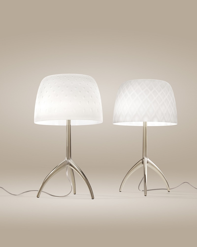 Zwei Lumiere Tischleuchten von Foscarini mit weißem Glasschirm und silbernem Fuß.