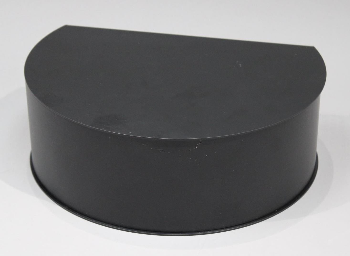 Wallie Wandschublade von Woud, schwarzes Wandregal in Halbkreisform, modernes Design für die Wandmontage.