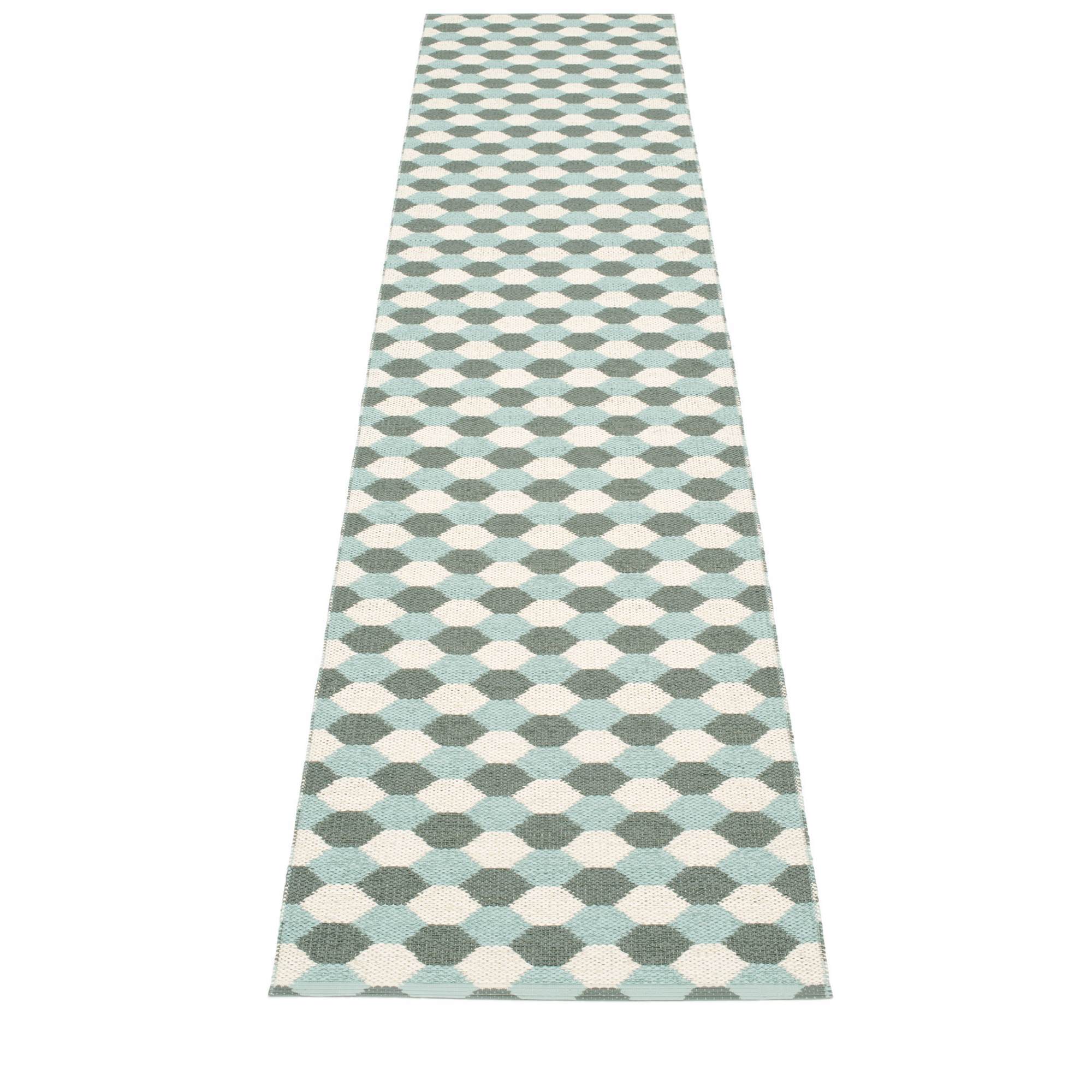 Dana Kunststoffteppich von Pappelina, 70x335 cm, mit geometrischem Muster in Grün, Weiß und Türkis.