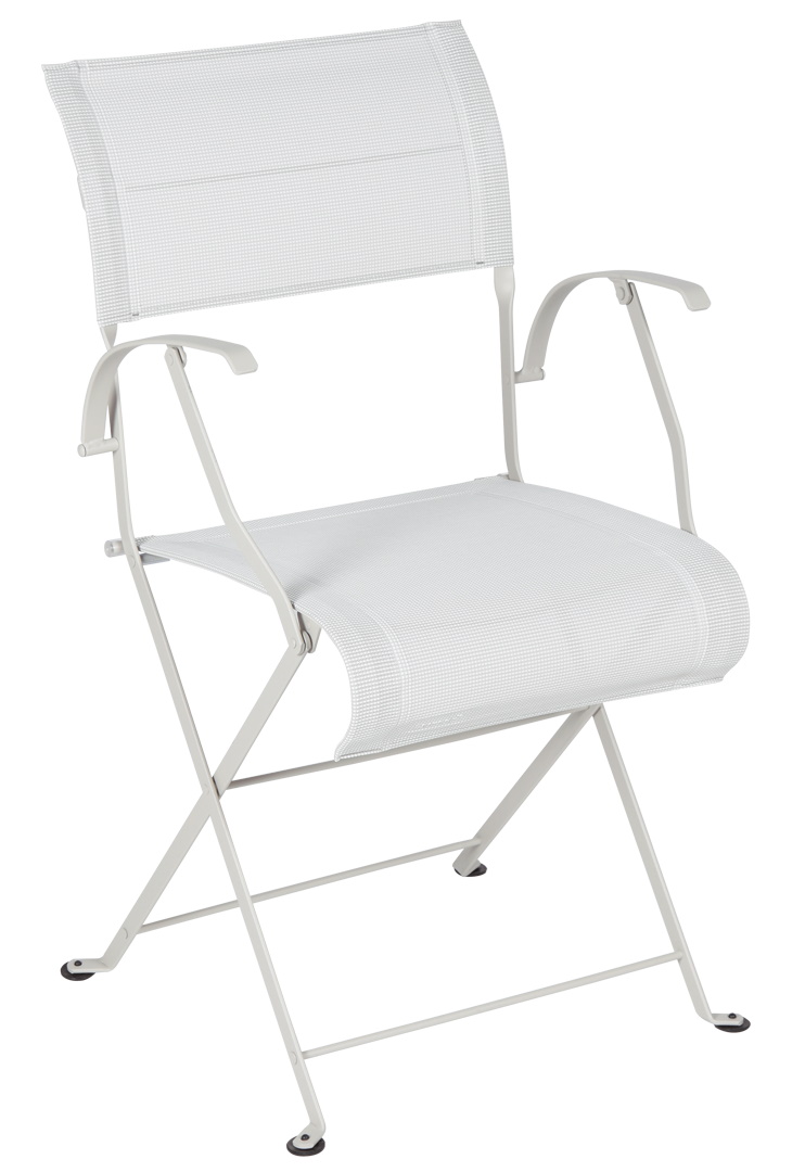 Weißer Dune Premium Stuhl von Fermob, ein klappbarer Outdoor-Stuhl mit Armlehnen.