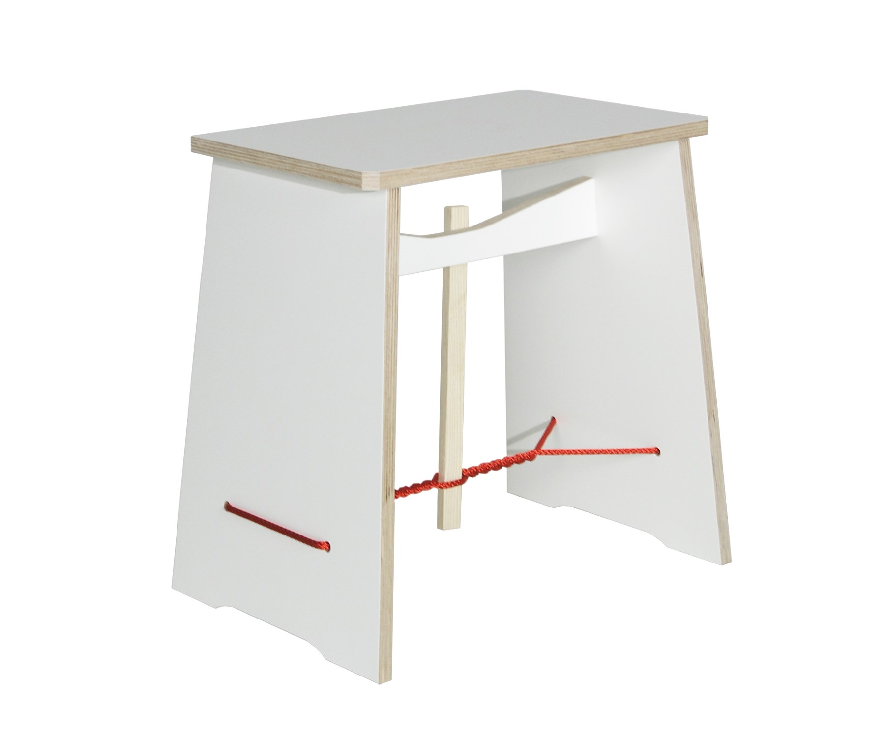 Weißer Hocker, Strammer Max von Nils Holger Moormann, mit roter Seil-Verbindung und Holzdetails.
