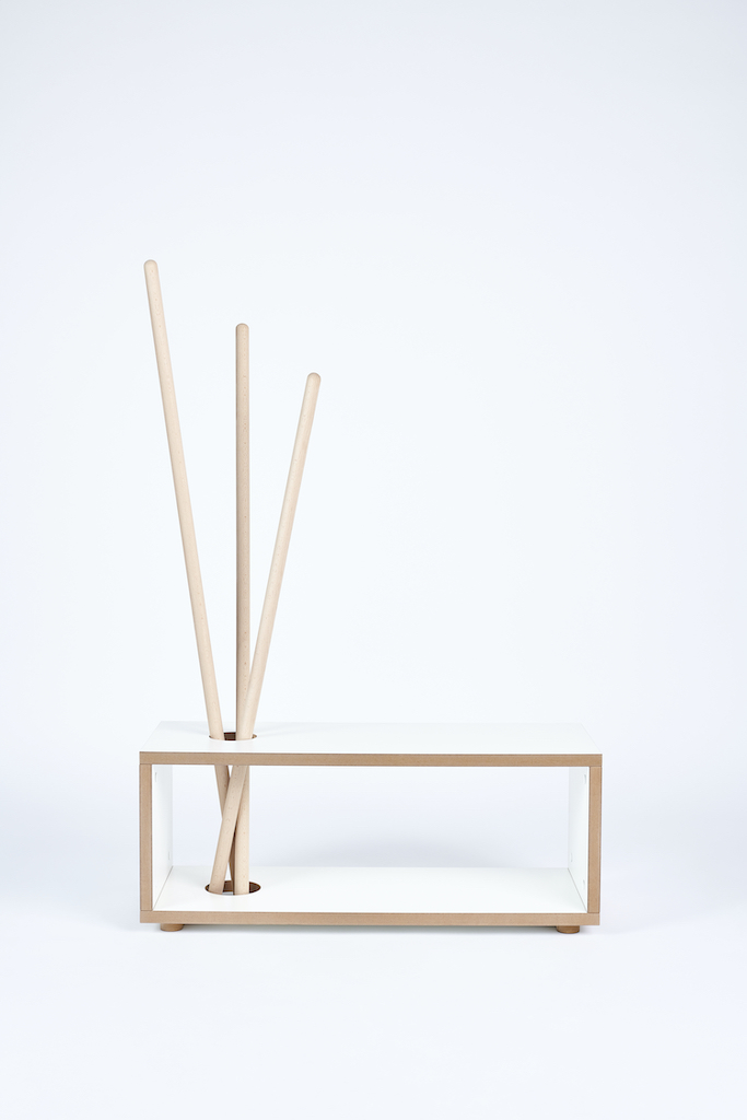 Tojo Kids Ordnung Kindergarderobe: Weiße, minimalistische Garderobe mit Holzstäben für Kinderzimmer, Stauraum und Ordnung.