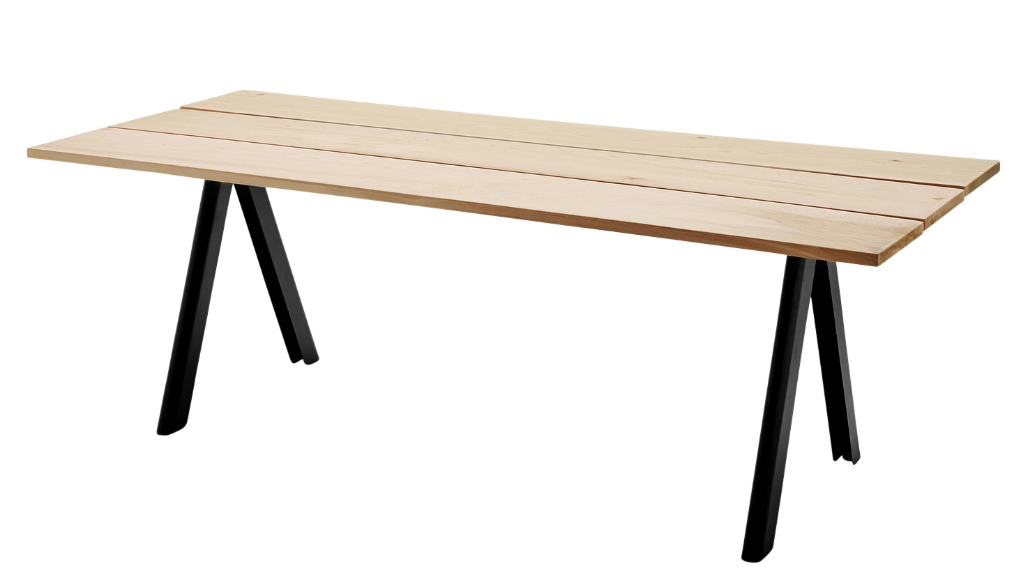 Overlap Table von Skagerak: Outdoor Tisch mit heller Holzplatte und schwarzen Metallbeinen.