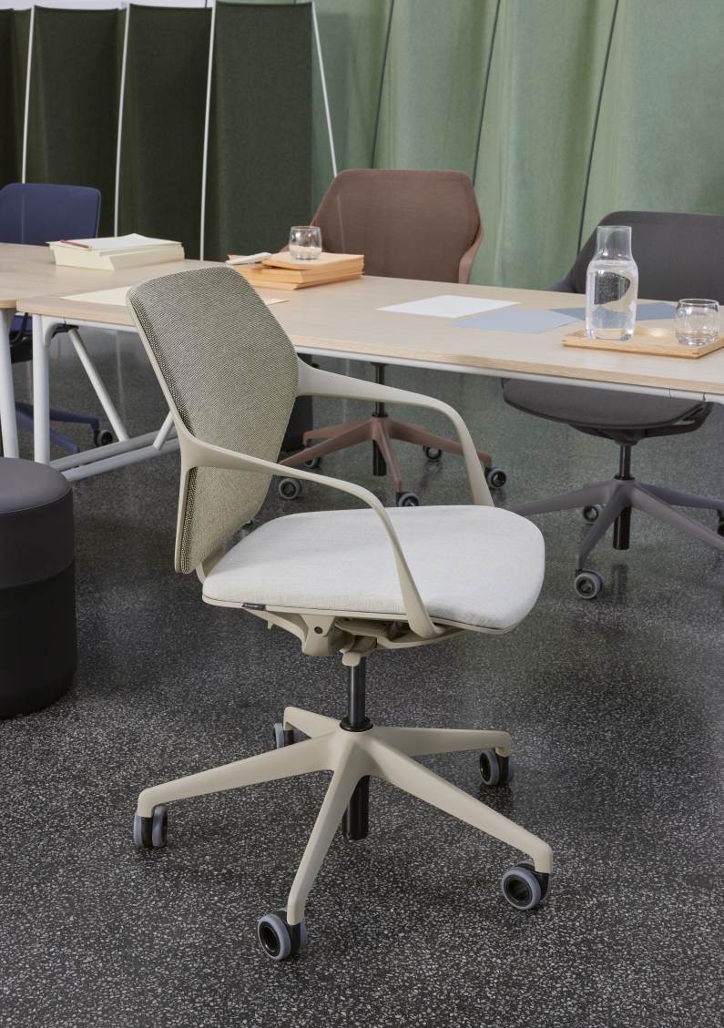 Ray Work Bürodrehstuhl von Brunner, ergonomischer Bürostuhl mit Armlehnen und Rollen, Stoffbezug.