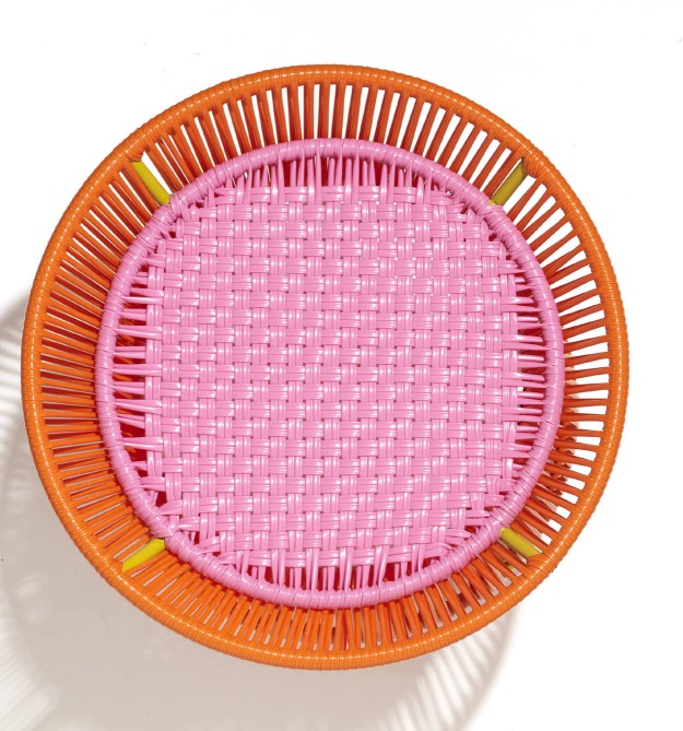 Draufsicht: Runder Caribe Korb Tisch, Outdoor-Möbel in Orange und Kaugummirosa, geflochten.