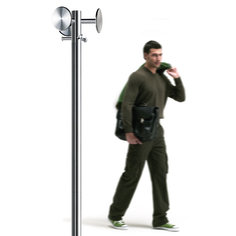 Moderner NOX Kleiderständer aus Edelstahl mit Mann und Tasche im Hintergrund. Design Garderobe.