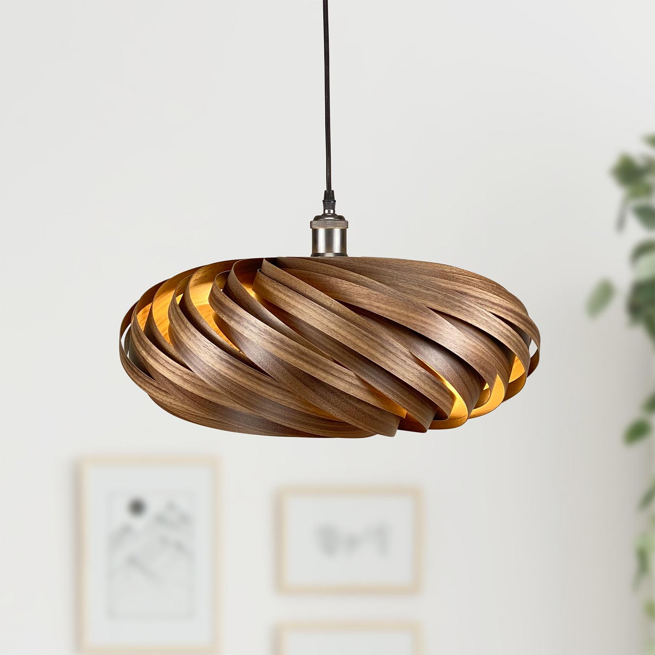 Veneria Hängeleuchte aus Nussbaumholz, moderne Pendelleuchte mit spiralförmigem Design für Wohnzimmer und Essbereich.