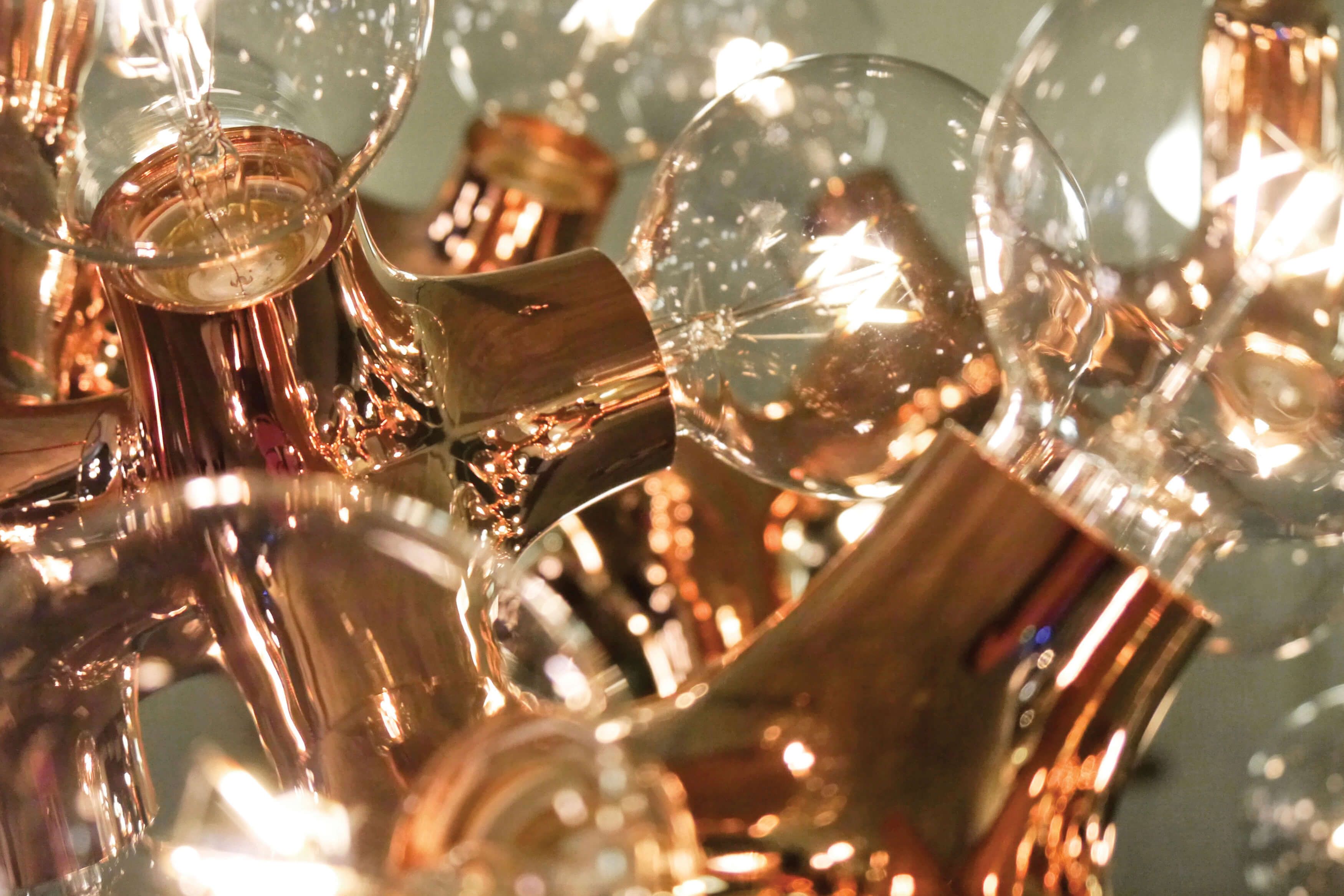 Detailaufnahme der DNA Pendelleuchte mit Chrom-Elementen und klaren Glühbirnen, moderne Innenbeleuchtung.