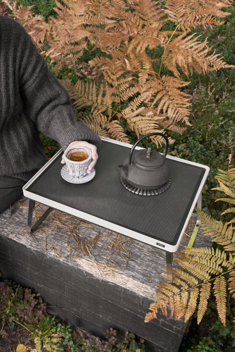 Vipp Tray Tisch für Outdoor: Teetasse und Teekanne auf dem Tablett im Freien.