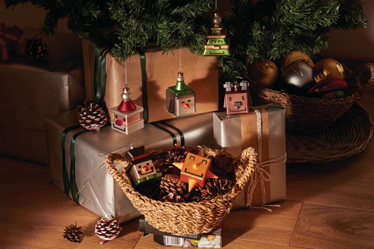 Alessi Cubik Star Weihnachtsanhänger unter dem Weihnachtsbaum, festliche Dekoration und Geschenkideen.