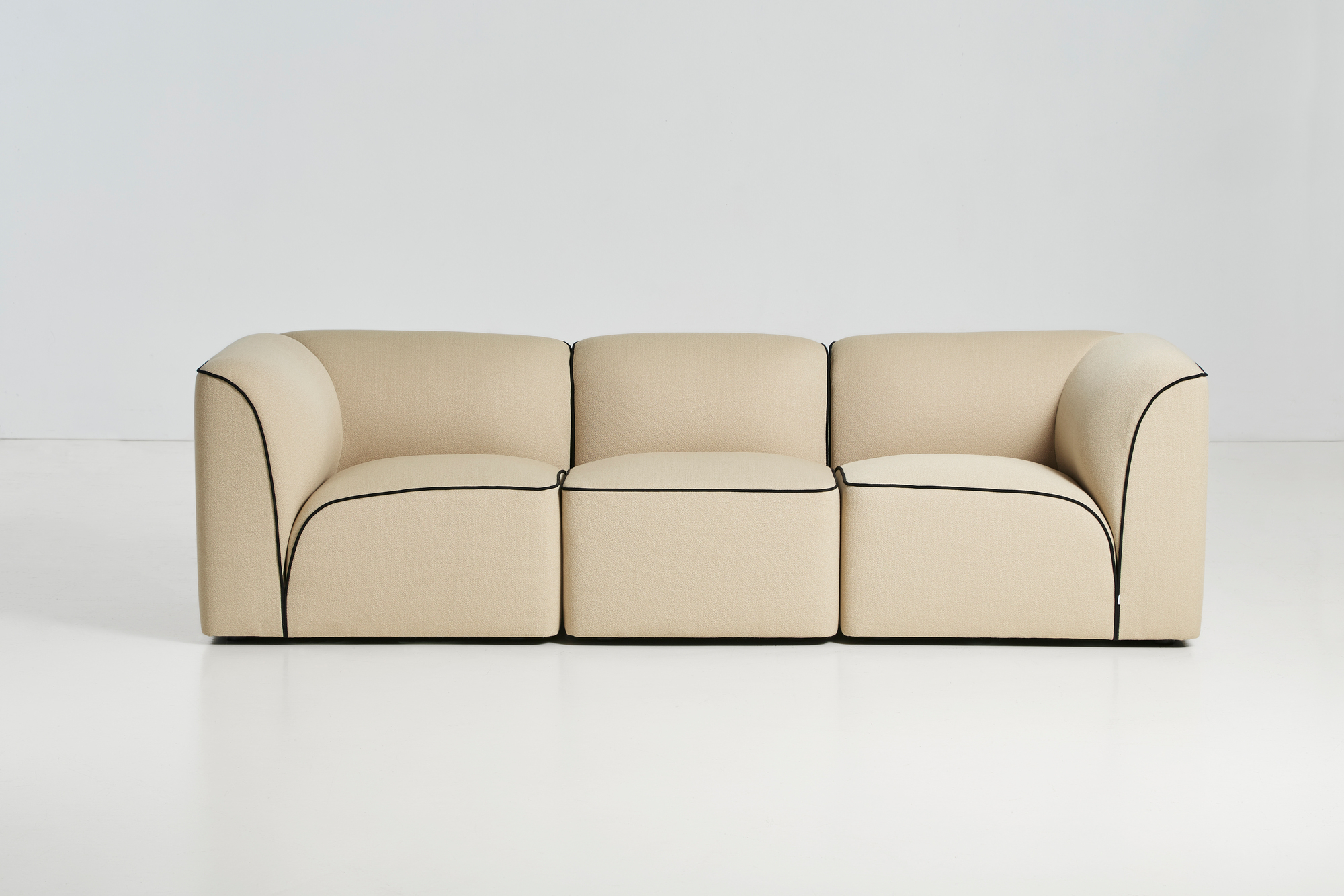 Beiges Flora Modul-Sofa von Woud mit schwarzer Paspelierung, modernes Design für Wohnzimmer und Lounge.