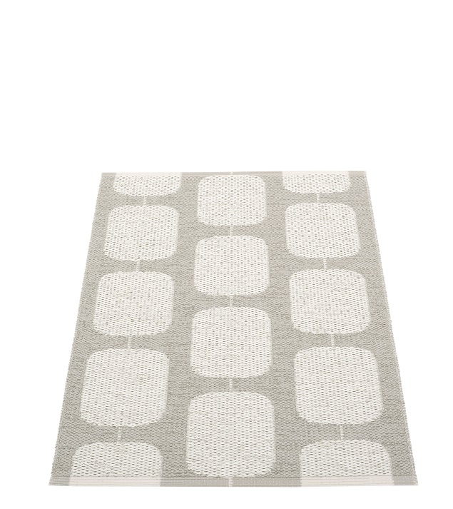 Pappelina Sten Kunststoffteppich 70x100 cm: Grauer Teppich mit weißem, grafischem Muster aus abgerundeten Quadraten.