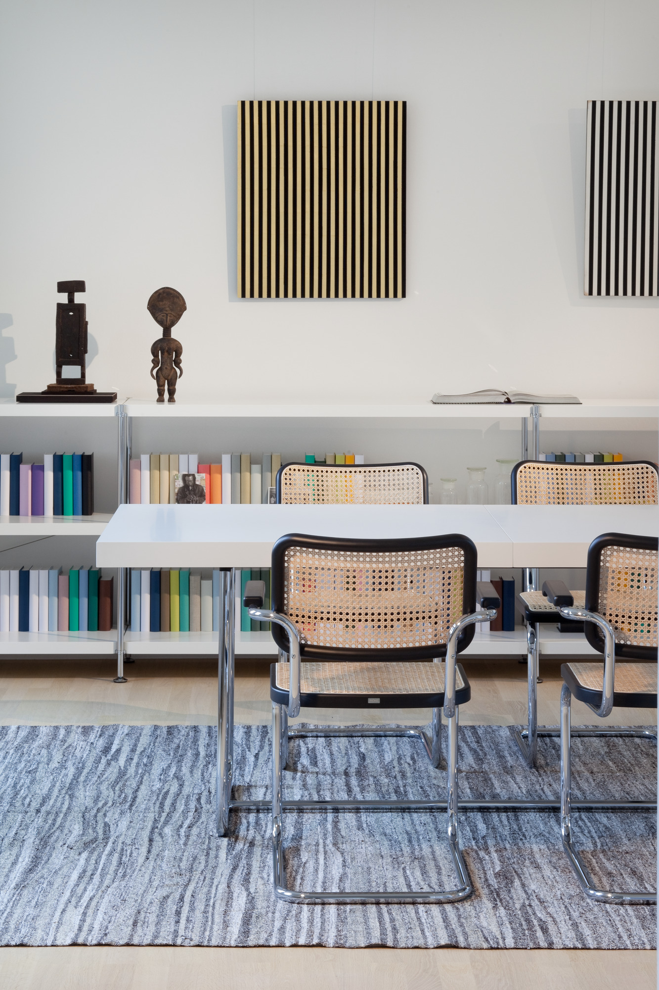 S 64 V Thonet Freischwinger Stühle mit Stahlrohr und Wiener Geflecht in Schwarz und Chrom.