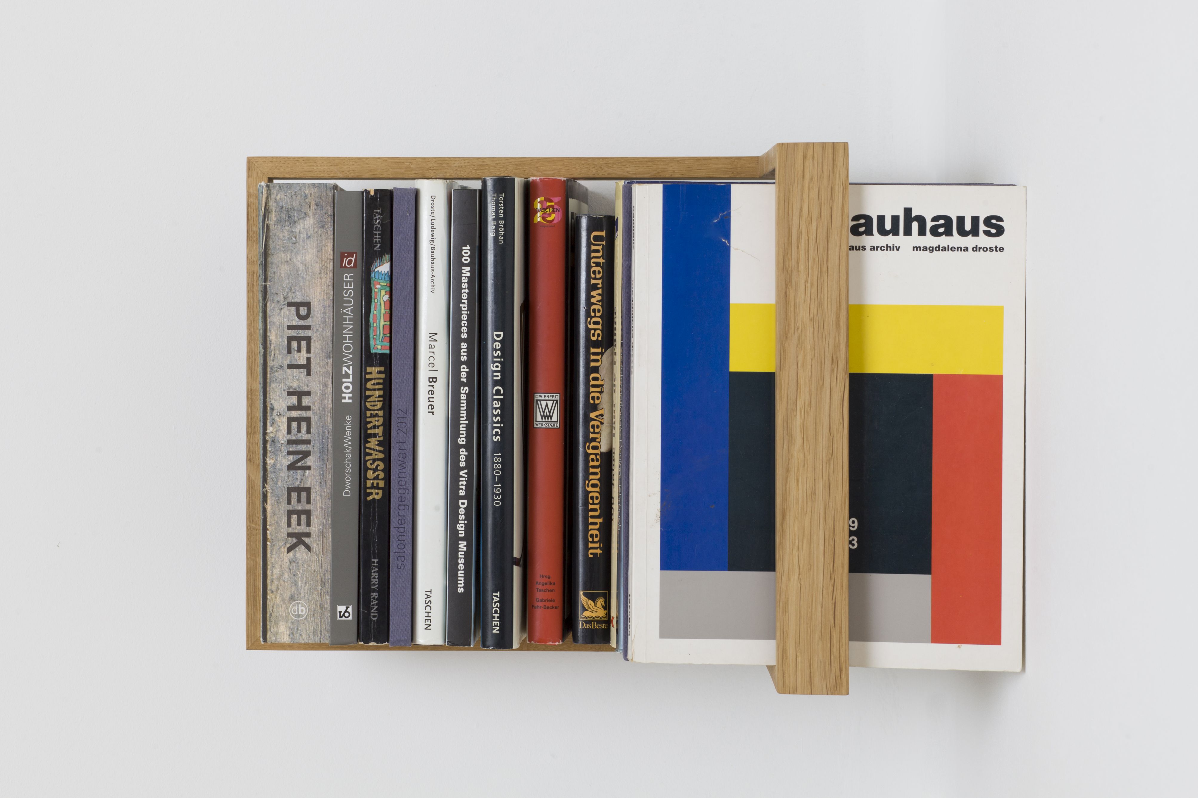 Nahaufnahme des kleinen b-eck3 Eiche Regals mit Büchern, modernes Wandregal aus Eiche.