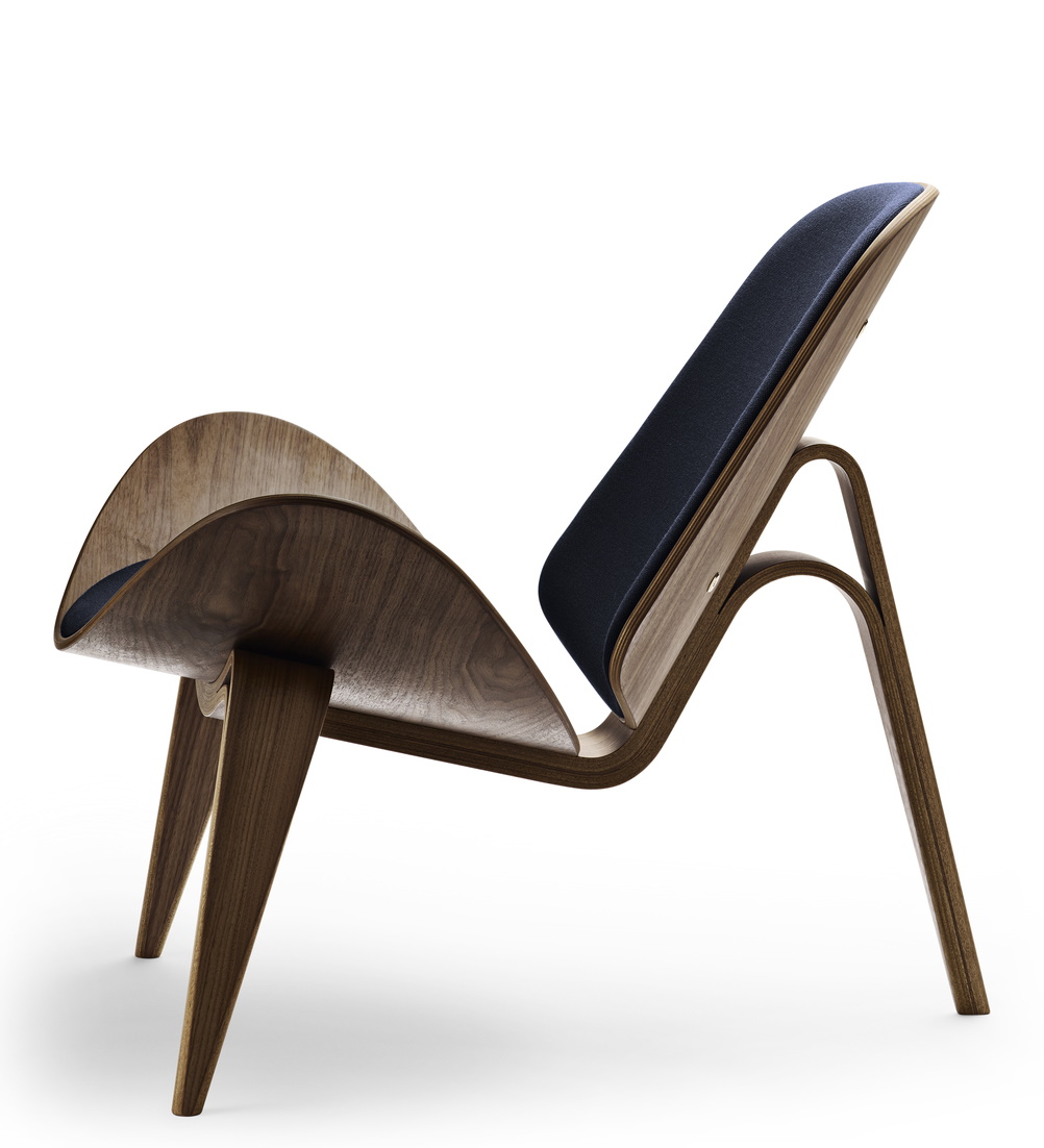 CH07 Shell Chair Stuhl aus Holz mit blauer Polsterung von Carl Hansen & Søn.