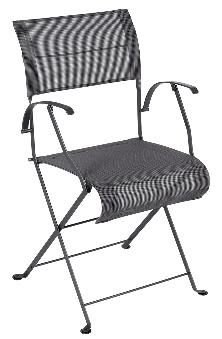 Dune Premium Stuhl von Fermob: Grauer Outdoor-Stuhl mit Armlehnen und atmungsaktivem Netzgewebe.