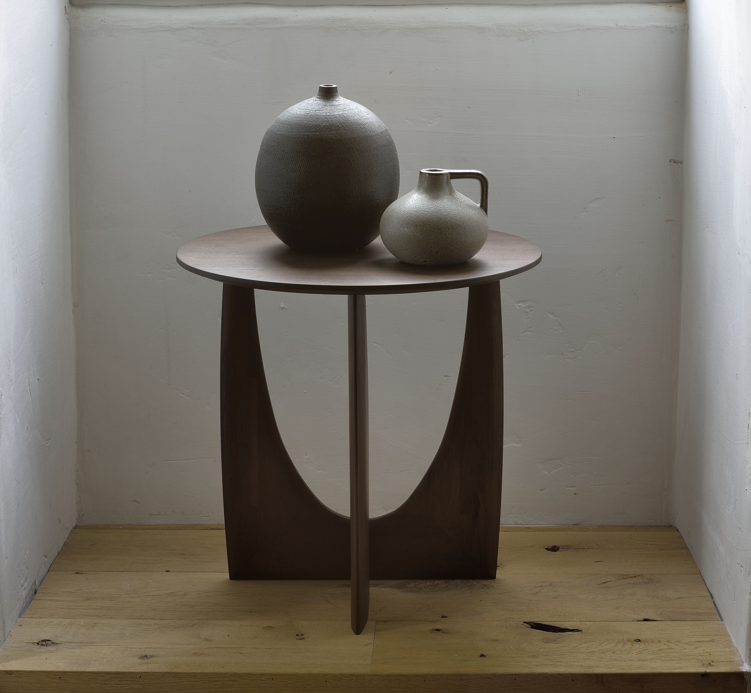 Geometric Beistelltisch aus Teakholz mit zwei Vasen. Moderner Holztisch für Wohnzimmer und Schlafzimmer.