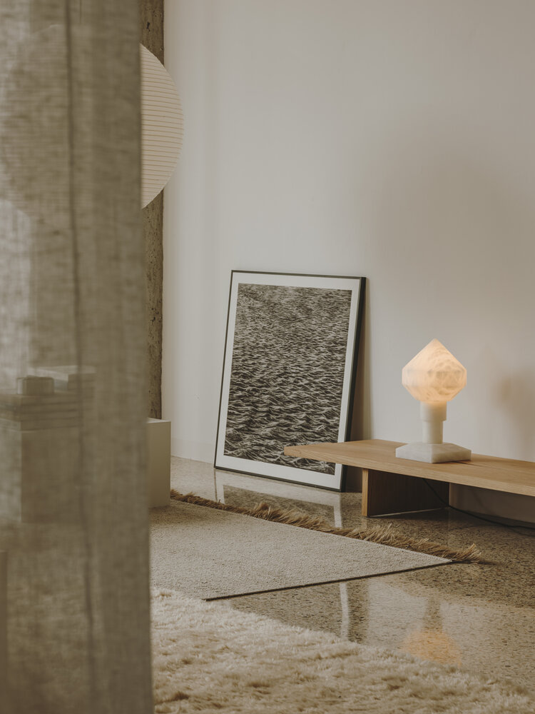 Nahaufnahme der Zeleste Tischlampe von Santa & Cole, modernes Design mit warmem Licht in Wohnraum.