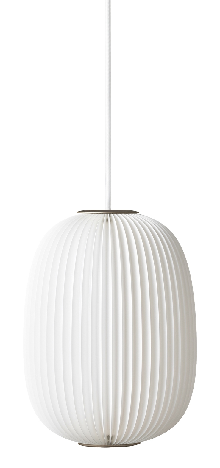 Weiße Lamella Pendelleuchte von Le Klint mit plissiertem Lampenschirm und goldenen Akzenten.