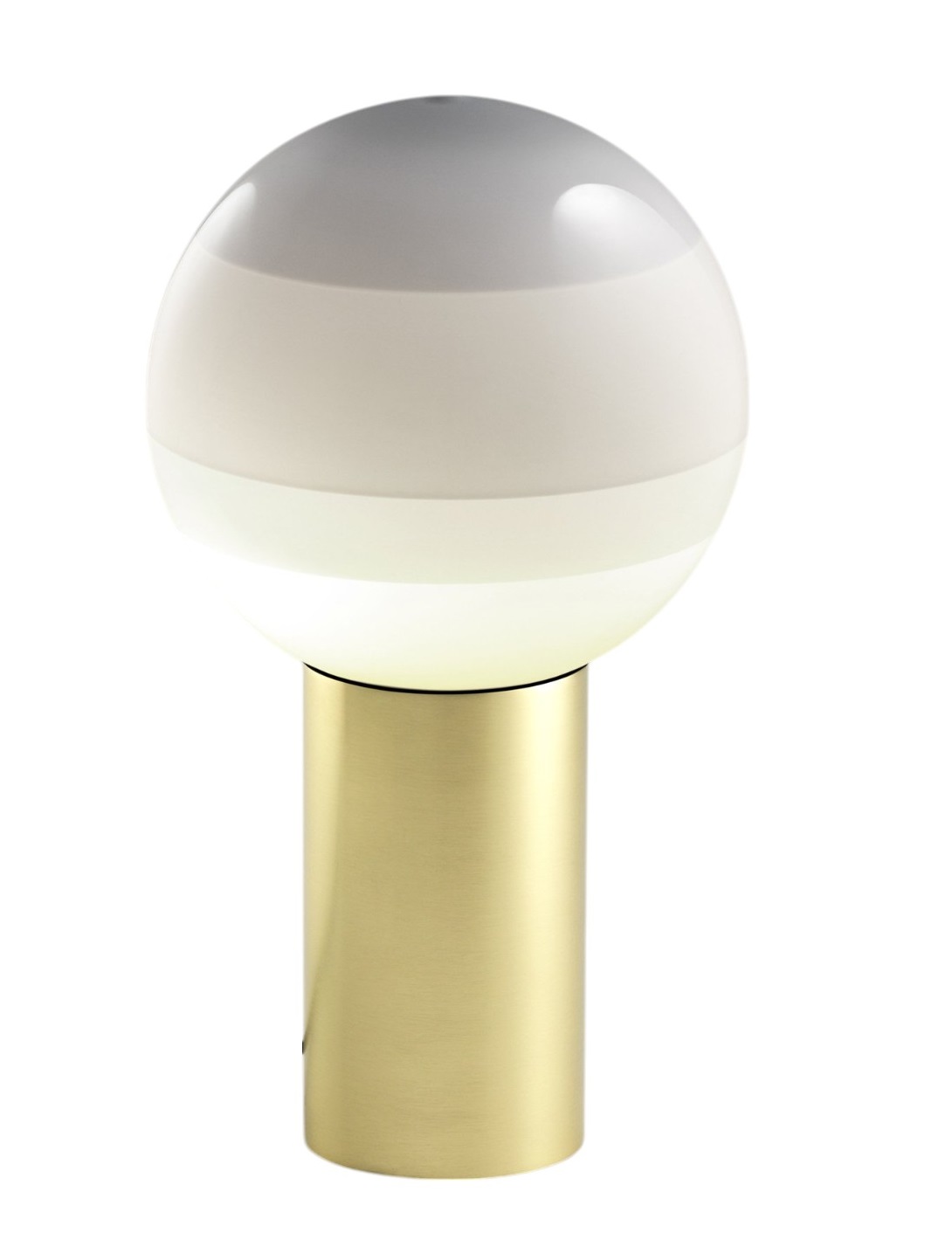 Nahaufnahme der Dipping Light Tischleuchte von Marset mit goldenem Fuß und rundem Lampenschirm.