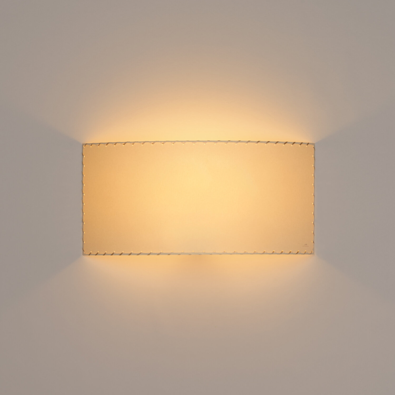 Rechteckige Wandleuchte "Comodín rectangular" von Santa & Cole, beige Pergament, warmes Licht.