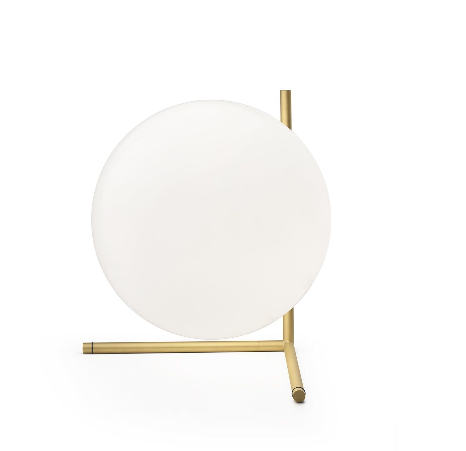 IC T3 Tischleuchte von Flos: Moderne Lampe mit Messinggestell und weißem, rundem Lampenschirm.