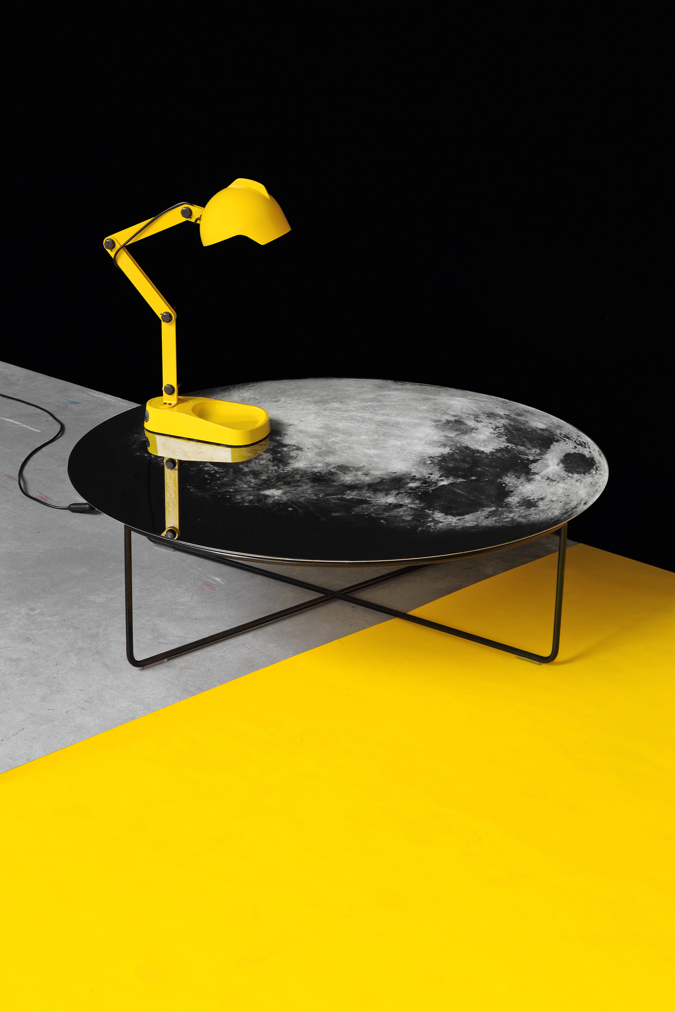 "My Moon My Mirror" Couchtisch von Moroso Diesel mit Mond-Motiv und gelber Lampe.