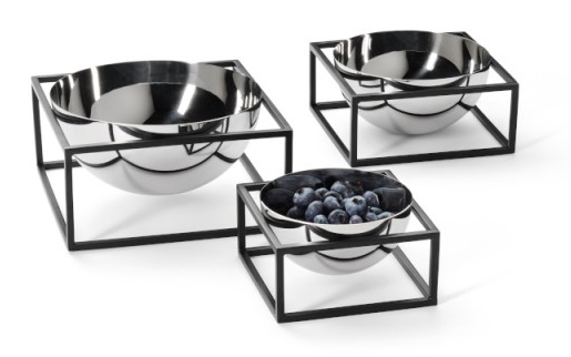 Drei Solo Schalen von Philippi mit schwarzem Metallständer, eine gefüllt mit Blaubeeren. Dekorative Schalen für Obst.