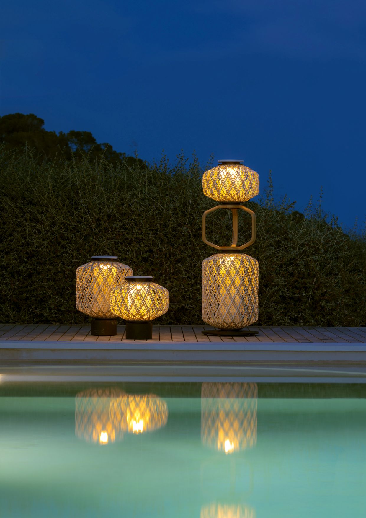 The Others Statue KAFA Leuchte von Dedon, moderne Outdoor-Beleuchtung am Pool, stimmungsvolles Lichtdesign für Garten und Terrasse.