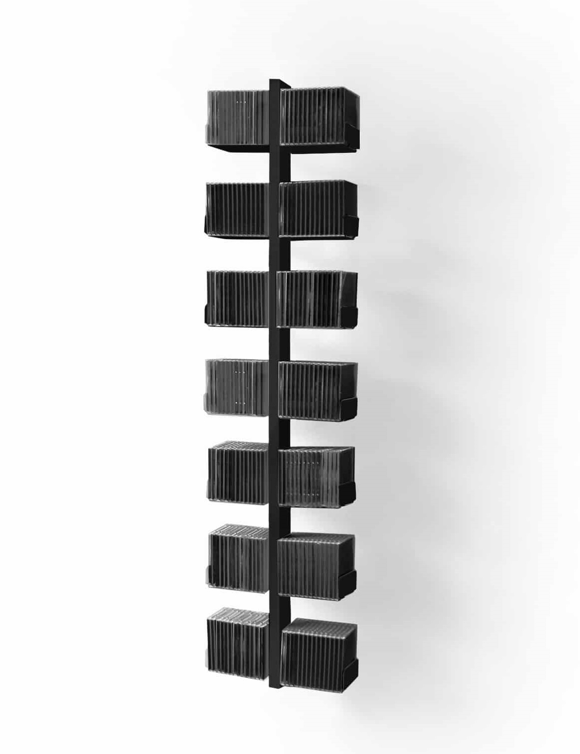 Schwarzer CD-Baum Wandregal mit CDs und DVDs, modernes Design zur Aufbewahrung von Medien.