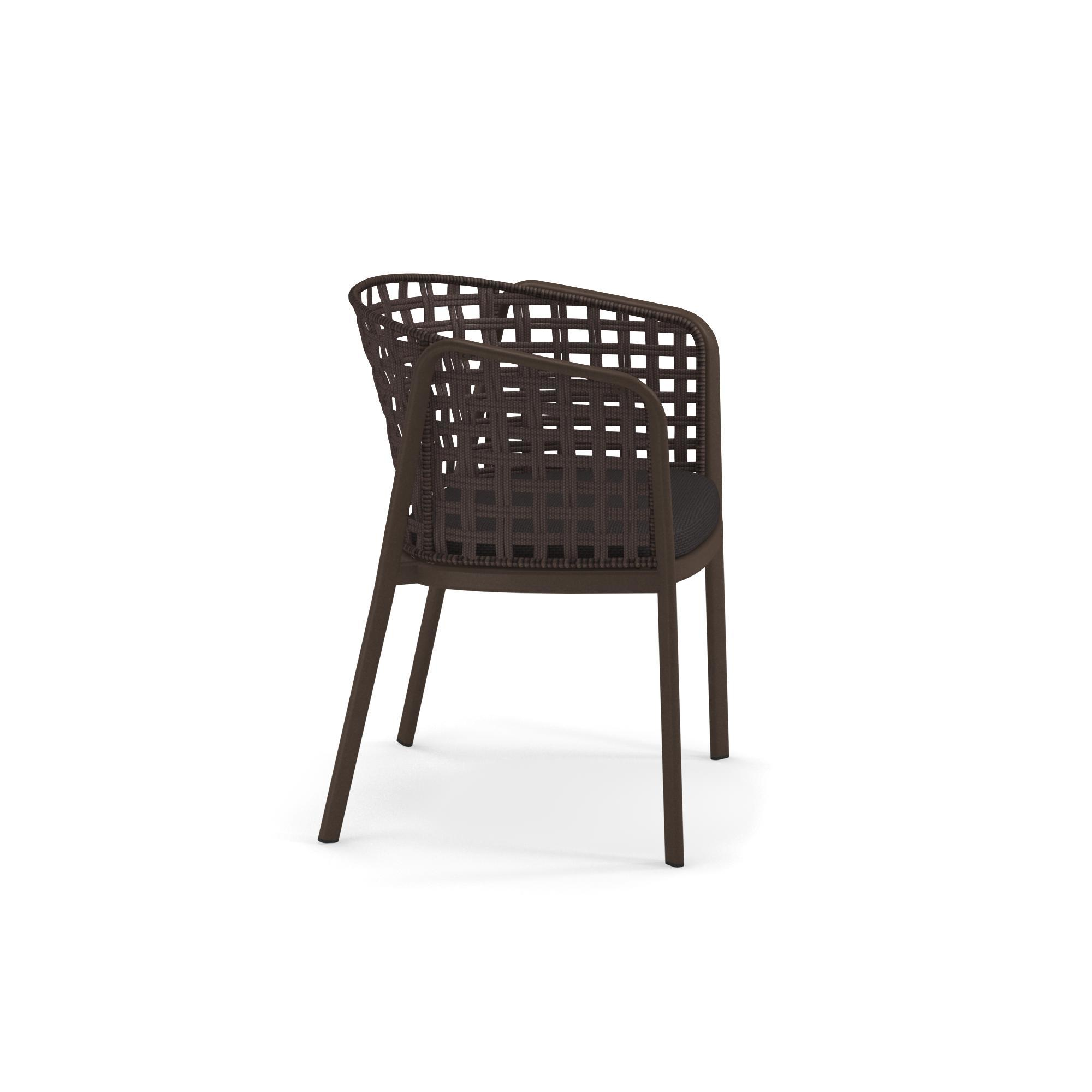 Braun geflochtener Carousel Armlehnstuhl von Emu für den Außenbereich mit dunklem Sitzkissen.