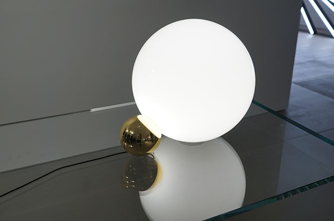 Copycat Tischleuchte von Flos: Moderne Tischlampe mit weißem und goldenem Kugelschirm.