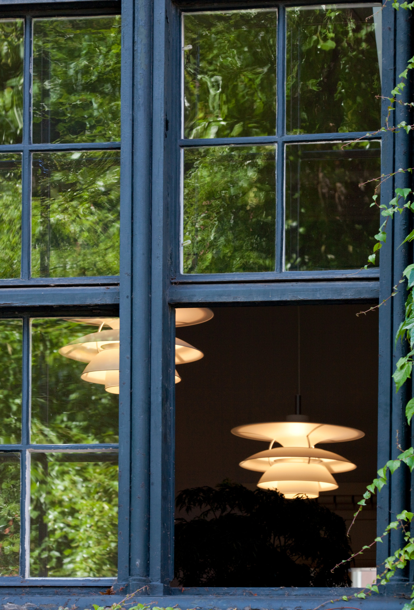 PH Pendelleuchte von Louis Poulsen, gesehen durch ein Fenster, moderne LED Hängelampe Design.