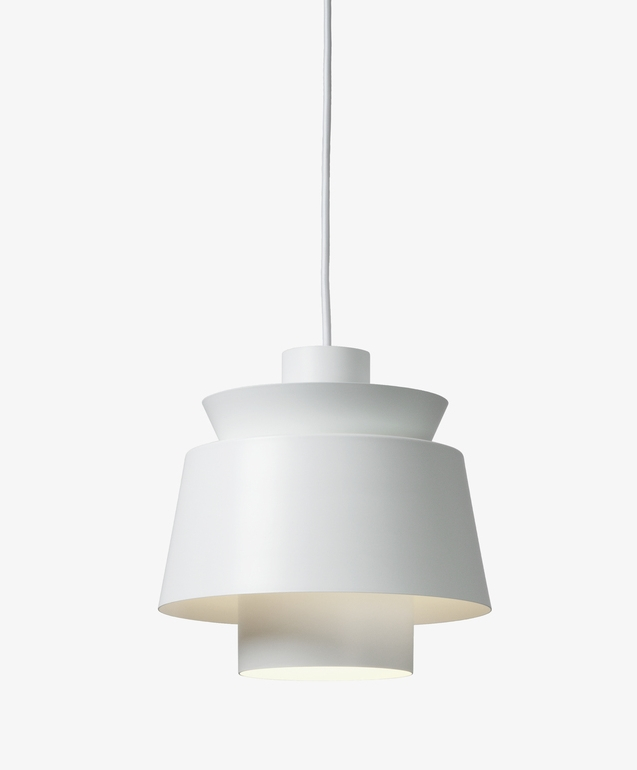 Nahaufnahme der weißen Utzon Pendelleuchte von AndTradition, eine moderne Hängelampe für stilvolle Innenräume.