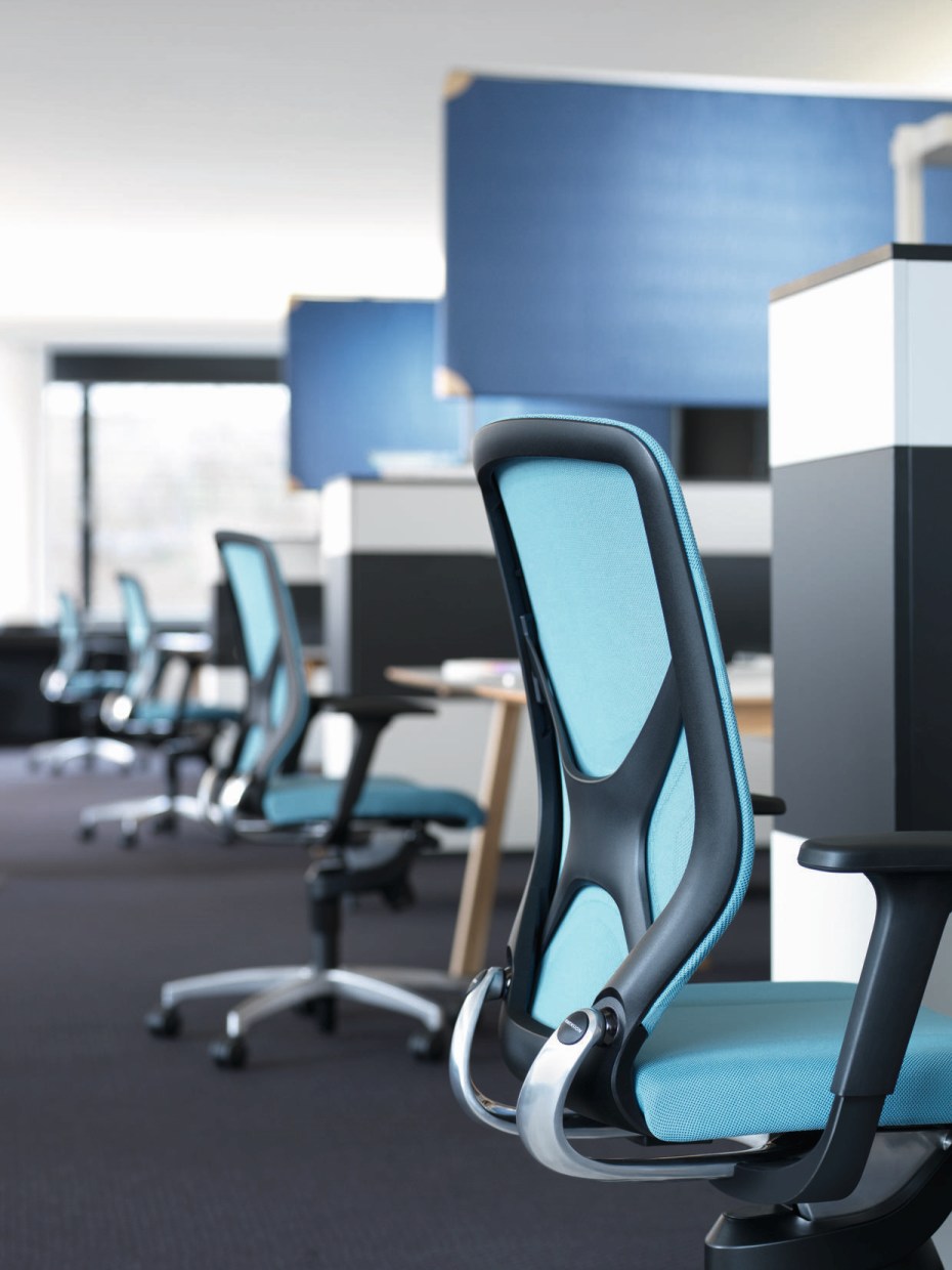 Bürostuhl: Blauer Wilkhahn IN Drehstuhl 184/7 mit Netzrückenlehne und Chromgestell im modernen Büro.