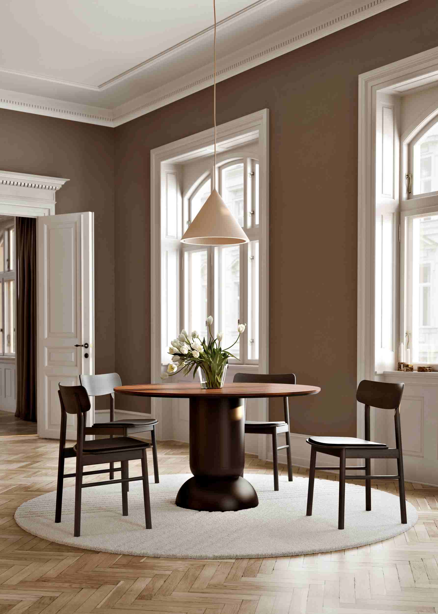 Ludo Esstisch von Woud, runder Holztisch mit zentralem Fuß, Durchmesser 130 cm, mit Stühlen.