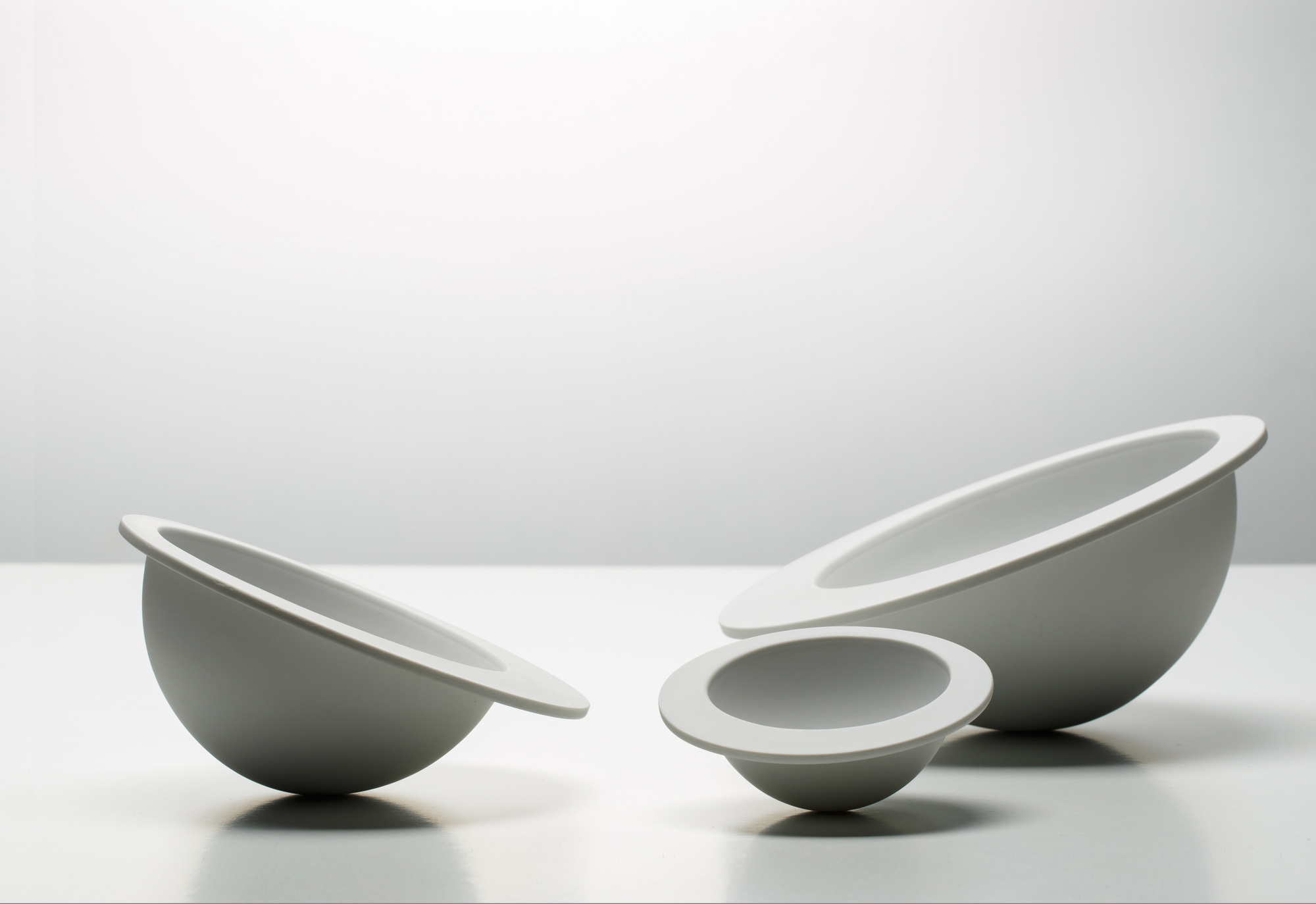 Drei weiße Pivot Schalen, verschiedene Größen, Favius Design, moderne Dekoschale für Obst und Snacks.