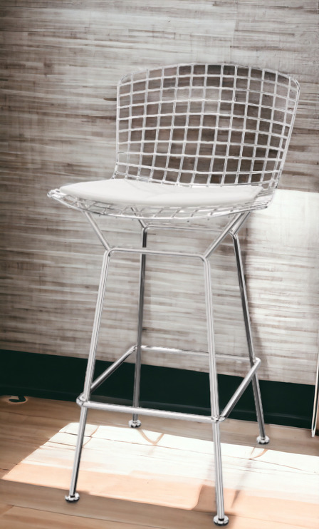 Bertoia Barhocker von Knoll International: Verchromter Draht Barstuhl mit weißem Sitzpolster.