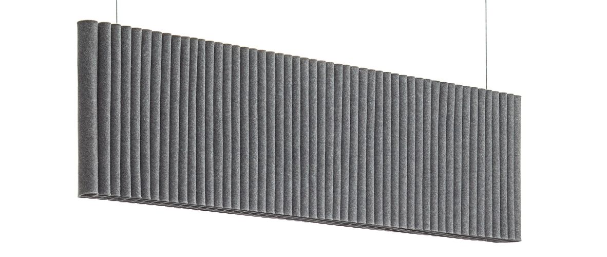 Graues Hey Sign Welle Hängemodul zur Schallabsorption, hängend an dünnen Seilen, für Büro und Wohnraum.